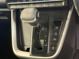 シフトレバーはインパネに配置されています。