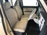 運転席の座面高さを調整できるシートリフターが付いています。フロントシートはベンチシートを採用で、座面も広く使い勝手もいいですよ♪