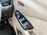 運転席側のドア部。こちらのスイッチでドアミラーの角度調整やパワーウィンドーの操作が可能になります。