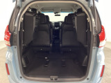 3列目シートを跳ね上げて、2列目シートを最前までスライドさせれば広い荷物スペースが出現します。床面は段差も少なく荷物の出し入れもしやすくなっています。