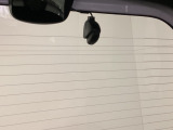 後方にもドライブレコーダーのカメラが付いています。前後両方でお車の周りを監視・記録いたします。