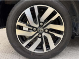アルミホイール付き!「純正」なので車のデザインともマッチしています。お洒落は足元から。。。といいますから♪