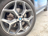 ●純正18インチアルミホイール:輸入車ならではの卓越した走りを支えるホイールと足回りです!日本車の走りに慣れている方にもぜひ体感して頂きたいほど、高いレベルでまとまっています!