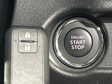 【キーレススタートシステム】カバンやポケットに入れたままでもドアの施錠・解錠が可能なスマートキーを装備。エンジンのオン・オフ時もカギを取り出す必要が無いからとっても便利です♪