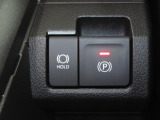 電動パーキングブレーキ&オートブレーキホールド機能付。「HOLD」スイッチを押しシステムONの状態にしておくことで信号待ちでブレーキを踏んで停車時ブレーキペダルから足を離してもブレーキを保持。楽です。