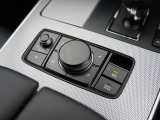 ナビ&オーディオ操作ダイヤル「コントロールコマンダー」は自然と手の触れる位置に配置されています。目線を外すことなく手元で操作できます。また、パーキングブレーキは電動式となっております。