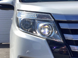 【LEDヘッドライト】悪天候や夜間走行時も良好な視界を確保し安心して運転できる高輝度LEDヘッドライトを装備!点灯速度が早く、消費電力も抑えられています。