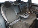 【ダイナミカレザーコンビシート】セカンドシートもフロントシートと同様安心感があり、クリアランスもしっかりと確保されております。大人の方も余裕でお乗りになれます。