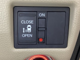 左側電動スライドドアは運転席からでも操作ができるように、ハンドル付近に開閉の操作スイッチが付いています。