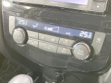【左右独立型フルオートエアコン】運転席と助手席でそれぞれお好みの温度に設定可能。同乗者にも配慮した、快適な空調をお届け致します。