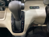 CVT車のセレクトレバーです。低速から高速まで、変速ショックのないスムーズな走りを実現するとともに、エンジン効率のよい領域を維持することで燃費にも貢献します。