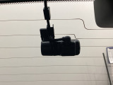 後方にもドライブレコーダーのカメラが付いています。前後両方でお車の周りを監視・記録いたします。