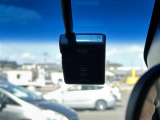 【ドライブレコーダー】映像・音声などの運転中の記録を残します。事故などを起こした起こされた時の証拠になりえますので、もしも時でも安心ですね。