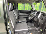 運転席まわりには十分なスペースがあり、大柄な方でもゆったり運転していただける環境です。