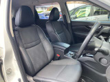 適度なホールド感で運転しやすいフロントシートです☆もちろんプロによるクリーニング済みで気持ちよく運転していただけます。