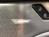 BOSEサウンドシステムを搭載。「良い音を出す」ではなく、その車種のごとに特徴を計算(車種専用設計)し、「反響音」を作り出すことによってどの座席でも自分中心で音が聴こえ、「心地よい空間」を作り出します。