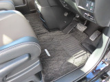 【フロントのフロアマット】前席は純正フロアマット付きです。大きな汚れもなく、使用感も少なめで綺麗な状態です。