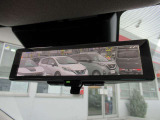 『スマートルームミラー』付き♪♪ 後席乗車の方の頭で後続車を確認できない時には後部カメラが撮影する映像をここに表示させて後方の確認ができます♪♪