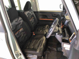運転席の座面高さを調整できるシートリフターが付いています。フロントシートはベンチシートを採用で、座面も広く使い勝手もいいですよ♪