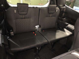 サードシートです。荷物が思ったより多くなった時や、大人数のドライブなど様々なシーンで対応が来ます。片方を畳んで荷物を載せたり、シートアレンジも自由自在。