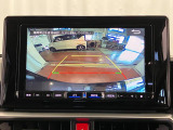 【バックカメラ】 駐車時に車両後方の様子を見ることができるので、運転の不安を軽くします。