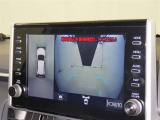 パノラミックビューモニターを装備。駐車場や交差点でクルマを真上から見るように周囲を確認できます。機能の詳細は販売店スタッフまでおたずねください。