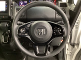 ハンドルにHondaセンシング系のクルーズコントロールやレーンキープアシストなどのスイッチと、オーディオの操作スイッチが装備されています。ハンドルから手を離さず安全に操作できます。