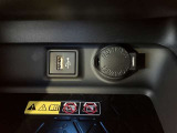 携帯の充電などに便利なUSBポートを装備!車内にあると便利なアイテムのひとつですね