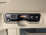 ハンドルの左下にETCがついています。高速道路の料金所の通過も楽々です。 カードの取り出しもしやすい場所についています。
