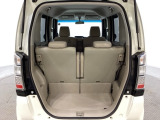 開口部も広く荷物の積み下ろしもしやすいお車となっております。シートの背もたれは5:5の割合で分割して可倒できるので、長いお荷物などを載せることもできます。