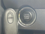 【キーレススタートシステム】カバンやポケットに入れたままでもドアの施錠・解錠が可能なスマートキーを装備。エンジンのオン・オフ時もカギを取り出す必要が無いからとっても便利です♪