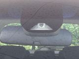 【ホンダセンシング】走行中に前方の車両等を認識し、衝突しそうな時は警報とブレーキで衝突回避と被害軽減をアシスト。より安全にドライブをお楽しみいただけます。
