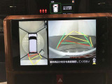 【バックモニター】駐車時に後方がリアルタイム映像で確認できます。大型商業施設や立体駐車場での駐車時や、夜間のバック時に大活躍!運転スキルに関わらず、今や必須となった装備のひとつです!
