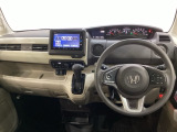 車内は光触媒抗菌消臭施工済です。スタイリッシュなデザインで暖かみのあるインパネ周りを演出します。グローブボックスやカップホルダーのほかにトレーなどたくさんの収納スペースが装備されています。