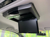 【フリップダウンモニター】大画面モニターで後席でもエンタメをお楽しみいただけます。小さなお子様にも大人気の装備です♪
