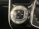 【オートエアコン】「AUTO」スイッチで車内の温度を一定に保ってくれるオートエアコン。快適装備の代名詞。もちろんマニュアル操作も可能ですよ。