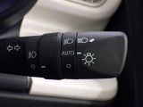 【オートライト】車外の明るさに応じて、自動的にライトの点灯・消灯をしてくれます。