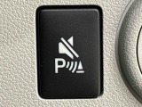 車の四隅にセンサーを施し死角になりやすい左右前後方向の障害物を感知することで、縦列駐車や車庫入れをサポートするコーナーセンサーが付いてます