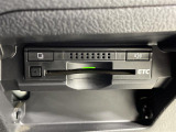 【ETC】有料道路を利用する際に料金所で停止することなく通過できる、ETC車載器(ノンストップ自動料金収受システム機器)が装備されています。セットアップを行うことで利用可能になります。