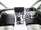 上質で落ち着いた印象のインパネ。視界も広々で運転しやすいです。