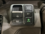 セレクトレバーの右に電子制御パーキングブレーキがあります。スイッチひとつで、停車した地点の傾斜などをシステムが検知・判断してブレーキ力を自動的に最適制御し、しっかり停車できるパーキングシステムです。