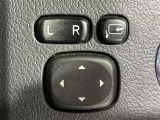 【電動格納ミラー】運転席のスイッチで、ドアミラーの開閉や角度の調整ができます。