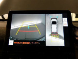 パノラミックビューモニター付きです。車両を上から見たような映像を画面に表示。運転席からの目視だけでは見にくい、車両周辺の状況をリアルタイムでしっかり確認できます。