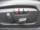 運転席メモリー付きフロント電動シート装備。