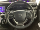 ハンドルにHondaセンシング系のクルーズコントロールやレーンキープアシストなどのスイッチと、オーディオの操作スイッチが装備されています。ハンドルから手を離さず安全に操作できます。