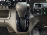 CVT車のセレクトレバーです。低速から高速まで、変速ショックのないスムーズな走りを実現するとともに、エンジン効率のよい領域を維持することで燃費にも貢献します。