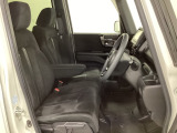 女性でも運転がしやすいように、シートの高さ調整機能(シートリフター)がついています。運転席と助手席の間が空いている為、助手席側への移動がスムーズです。交通量の多い道でも助手席側から乗り降りができます。