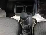 5速フロアMTならではのダイレクトな操作感で、積載時でもしっかり力を引き出せます