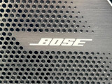 【BOSEサウンドシステム】メーカーオプションの高品位サウンドシステムを搭載。専用のチューニングが施された大小様々なスピーカーから良質なサウンドが奏でられ、臨場感あふれる音響空間を演出します。
