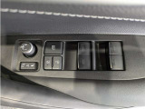 パワーウィンドウのスイッチですよ。 運転席に居ながら窓を開け閉めのコントロールできますよ。 ロック機能で、子供がイタズラして窓を開けるという事も無くなりますよ。